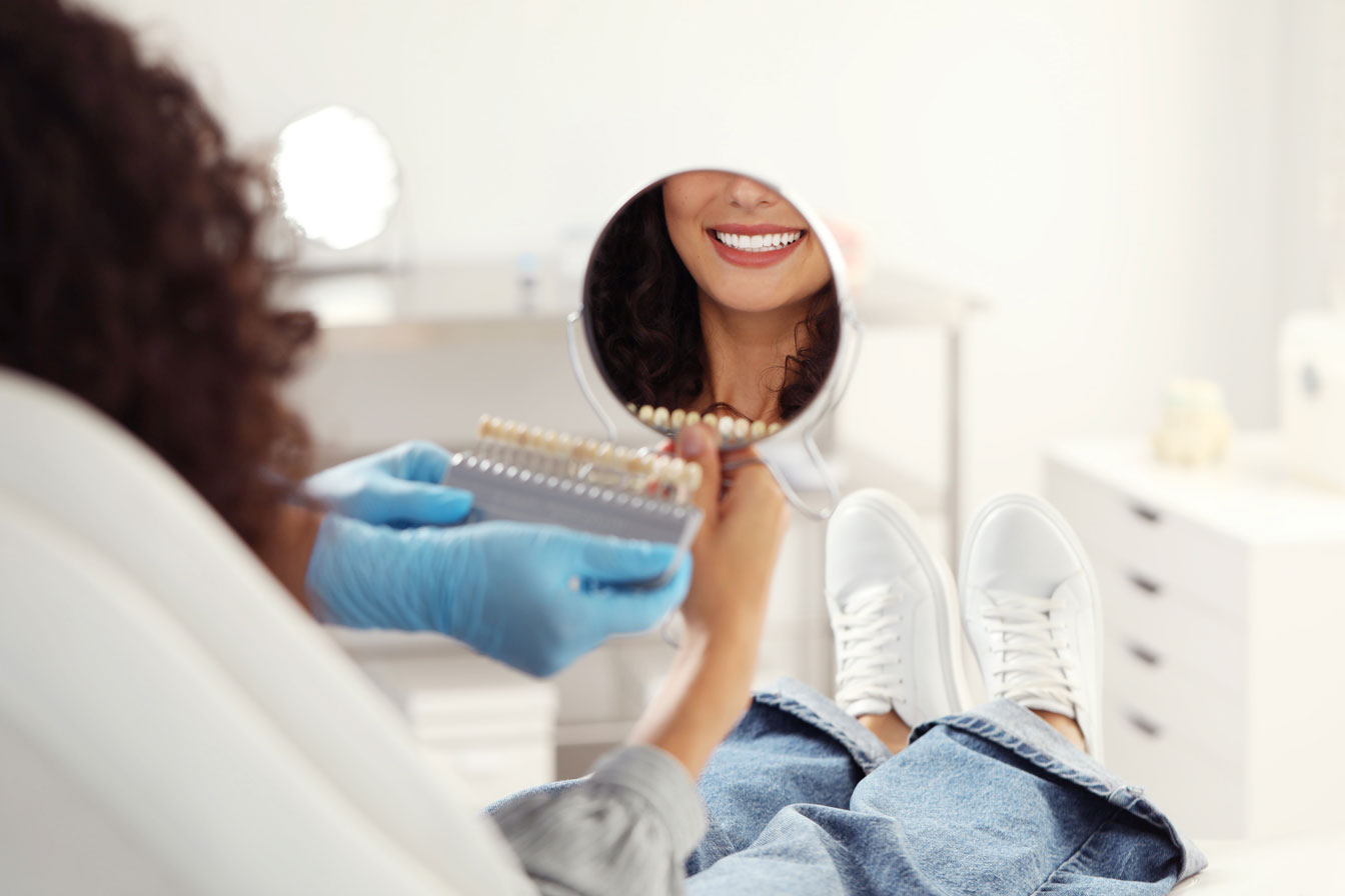 veneers werden eingesetzt, um schöne zähne zu erhalten
